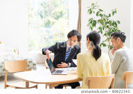 Business man middle couple business talk 80622343