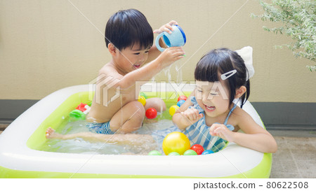 Kids playing in a vinyl pool 80622508