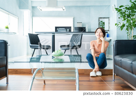 Female Living Middle Lifestyle Female Living Middle Lifestyle 80623830