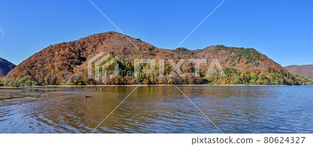 Scenery of Lake Hibara surrounded by autumn leaves in full bloom @ Fukushima 80624327