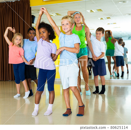 Positive little boys and girls dancing pair dance in the ballet studio Positive little boys and girls dancing pair dance in the ballet studio 80625114