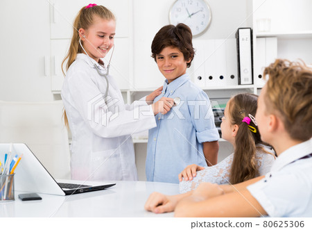 Medic girl with stethoscope in the doctor's office 80625306