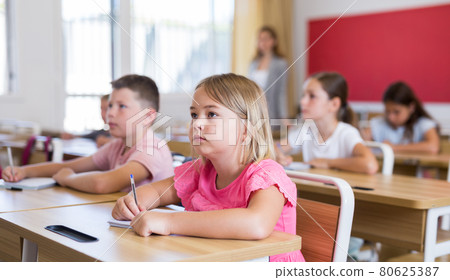 Kids studying in classroom 80625387