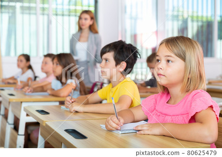 Kids studying in classroom 80625479