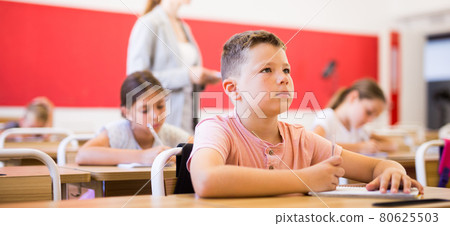 Children sitting in classroom 80625503