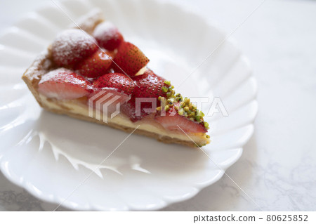 Strawberry tart 80625852