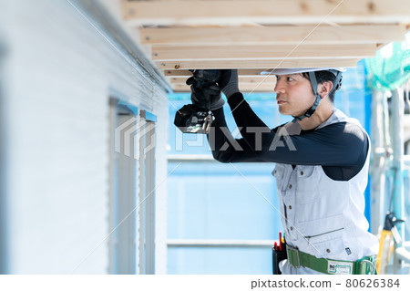 工匠在建築工地工作 80626384