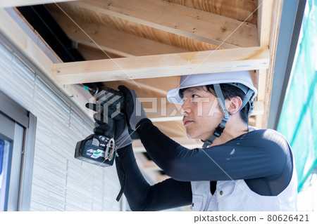 工匠在建築工地工作 工匠在建築工地工作 80626421