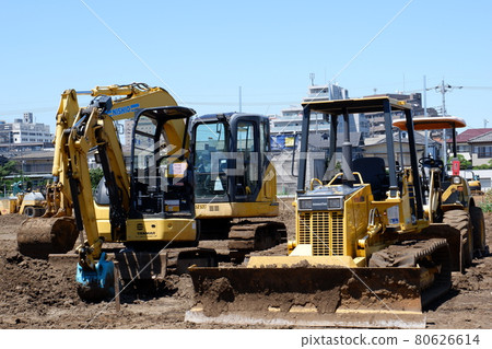 Construction machinery at the construction site 80626614