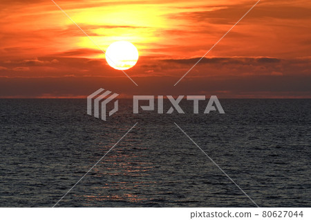 Setting sun 80627044