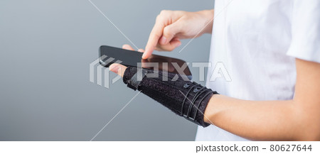 woman holding her wrist pain because using smartphone long time. De Quervain's tenosynovitis, Intersection Symptom, Carpal Tunnel Syndrome or Office syndrome concept woman holding her wrist pain because using smartphone long time. De Quervain's tenosynovitis, Intersection Symptom, Carpal Tunnel Syndrome or Office syndrome concept 80627644