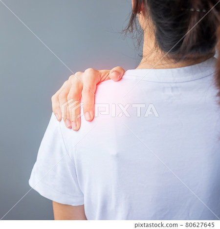 woman with her shoulder sprain, muscle painful during overwork. Girl having body problem after wake up. Shoulder ache, Scapular pain, office syndrome and ergonomic concept woman with her shoulder sprain, muscle painful during overwork. Girl having body problem after wake up. Shoulder ache, Scapular pain, office syndrome and ergonomic concept 80627645