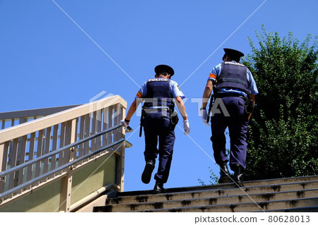 Japanese police officer 80628013