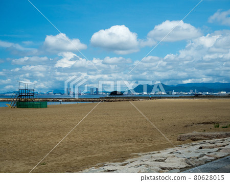 The unpopular Momochihama beach on a midsummer afternoon 80628015