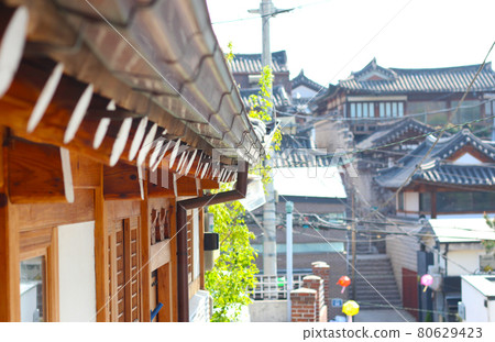 south korea seoul street laneway traditional house eaves south korea seoul street laneway traditional house eaves 80629423