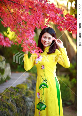 Visit a temple in Ao Dai 80629722