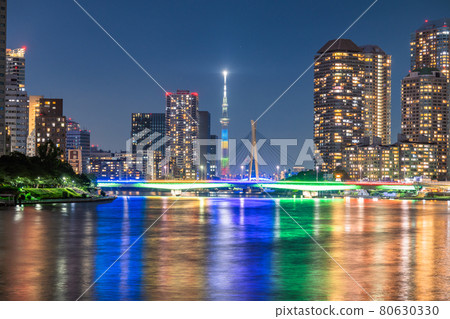 《東京》天空樹和塔樓隅田川夜景 80630330