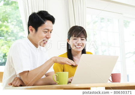 夫婦計算機搜索微笑發現 80630371
