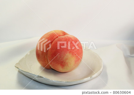 Ripe peaches on a handmade plate Ripe peaches on a handmade plate 80630604