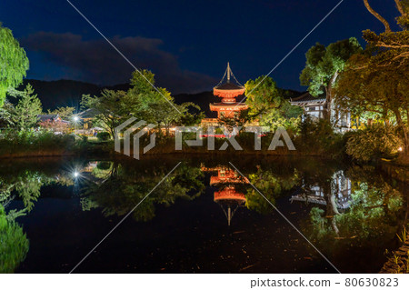 The vermilion Shingyo-Hoto pagoda that can be seen over the Hosei Pond on the evening of the moon viewing at Daikakuji Temple in Kyoto City, Kyoto Prefecture. The vermilion Shingyo-Hoto pagoda that can be seen over the Hosei Pond on the evening of the moon viewing at Daikakuji Temple in Kyoto City, Kyoto Prefecture. 80630823