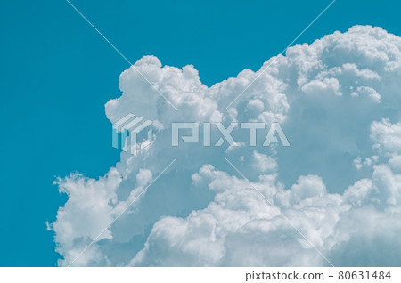 積雨雲在夏季 b-2 淺色調的藍天中如雨後春筍般湧現 積雨雲在夏季 b-2 淺色調的藍天中如雨後春筍般湧現 80631484