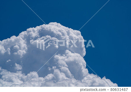 夏季在藍天中升起的積雨雲 c-1 夏季在藍天中升起的積雨雲 c-1 80631487