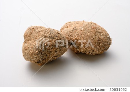 來自丹波笹山的兩個山藥在白色背景上 80631962