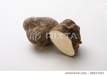 Show the cross section of the yam of Tamba Sasayama on a white background 80631981