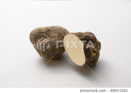 Show the cross section of the yam of Tamba Sasayama on a white background 80631982