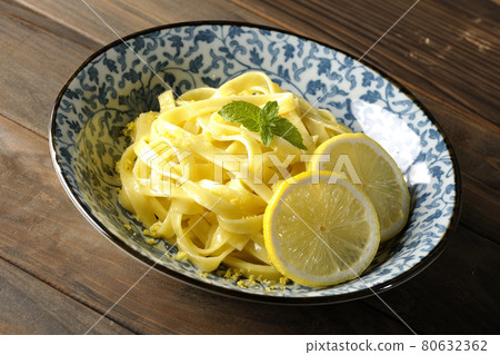 檸檬奶油意大利面配檸檬和留蘭香切成片 80632362