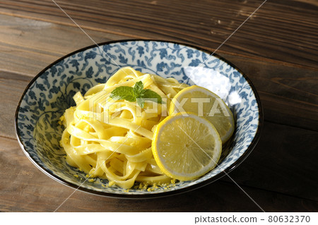 檸檬奶油意大利面配檸檬和留蘭香切成片 檸檬奶油意大利面配檸檬和留蘭香切成片 80632370