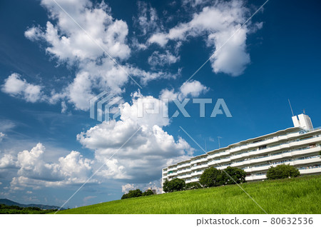 Cotton cloud floating summer sky and white mansion on the super embankment Cotton cloud floating summer sky and white mansion on the super embankment 80632536