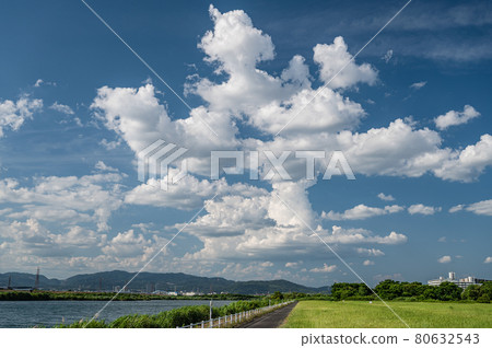 淀川上漂浮的棉花雲 淀川上漂浮的棉花雲 80632543