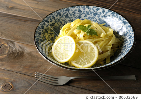 檸檬奶油意大利面和叉子,將檸檬和留蘭香切成片 檸檬奶油意大利面和叉子,將檸檬和留蘭香切成片 80632569