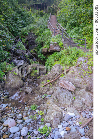 Looking up at the route that came down [Summer Oyashirazu Beach] 80633085