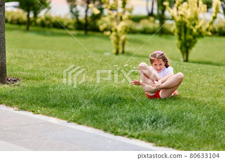 child girl with braided hair style with pink kanekalon child girl with braided hair style with pink kanekalon 80633104