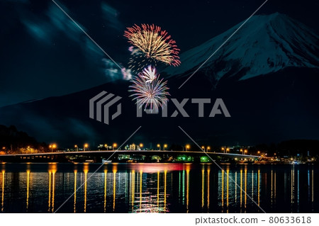 The night view of the Kawaguchiko fireworks in Yamanashi prefecture and Mt. Fuji are beautiful The night view of the Kawaguchiko fireworks in Yamanashi prefecture and Mt. Fuji are beautiful 80633618