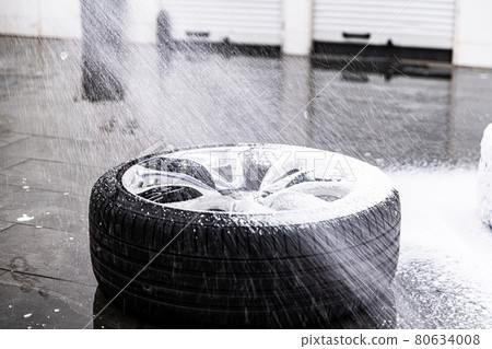 Cleaning car wheel and tire with active foam Cleaning car wheel and tire with active foam 80634008