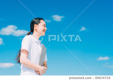 藍天和年輕護士 80634728