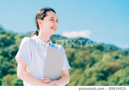 Blue sky and young nurse 80634820