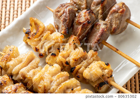 各種各樣的雞肉串和烤雞肉串（加鹽）。 80635302