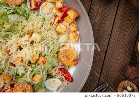 Caesar salad with shrimp and croutons 80636072