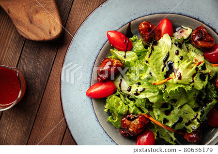 Salad with lettuce and fried duck 80636179