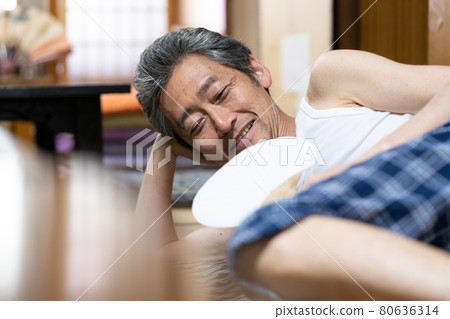 悠閒地打盹的老人 80636314