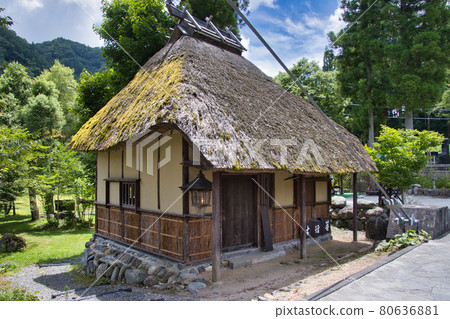 長野縣白馬村大出吊橋茅草屋頂 80636881