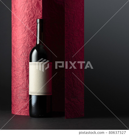 Red wine bottle with empty label. 80637327