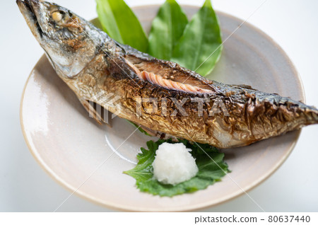 Grilled whole mackerel with salt 80637440