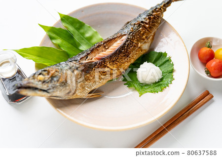 Grilled whole mackerel with salt 80637588