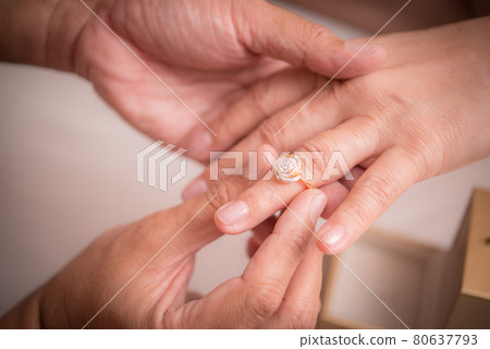 groom wear a wedding ring 80637793