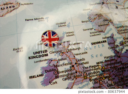 Drawing pin flag of United Kingdom on the map Drawing pin flag of United Kingdom on the map 80637944
